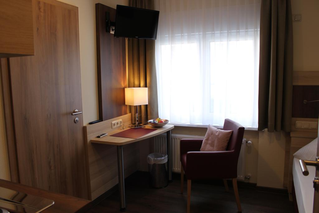 Gastehaus Anton Hotel Oberursel Esterno foto